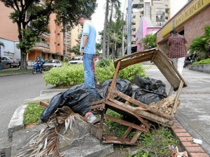 Estos objetos usados en decoraciones navideñas fueron abandonados en plena carrera 35A con calle 44.