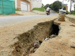 A un lado de la vía se adelanta una obra donde han encontrado fugas de agua.