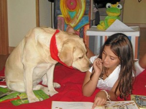 El acompañamiento a los niños es una de las razones que tiene algunos padres para comprarle una mascota a su hijo.