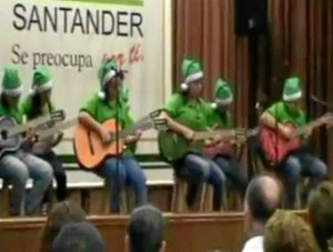 De manera gratuita, los niños aprenden a tocar instrumentos como guitarra y reciben clases de canto.