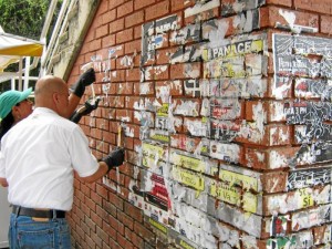 Así estaba el muro del puente del Parque de Los Niños.