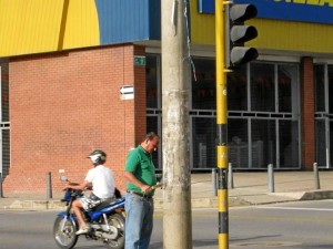 Así quedaron los poste de la 27, frente al Parque de Los Niños.