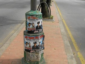 Así estaba un poste de la carrera 27, frente al Parque de Los Niños.