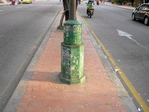 Así quedó el mismo poste de la 27 frente al Parque de Los Niños.