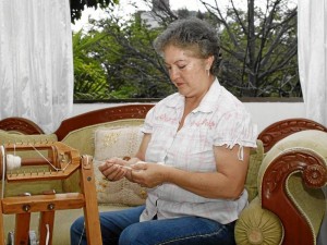 En su casa, frente al parque San Pío, doña Gloria Stella teje bolsos en algodón orgánico.