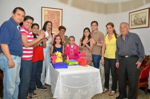 Isabella Lecompte Reyes junto a sus familiares.