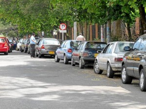 Carros estacionados en la calle 63 con carrera 28, barrio Conucos.