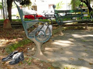 Hasta zapatos son abandonados en el parque Conucos.