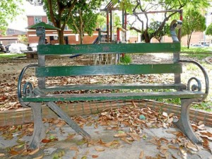 Muchas de las sillas del parque se encuentran en mal estado.