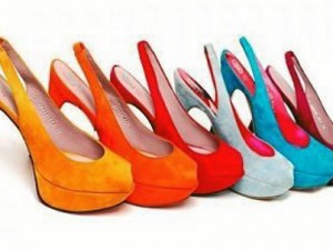 Los tacones de colores son ideales para darle a cualquier atuendo un toque de moda y contrastar la simplicidad de una pinta sobria.