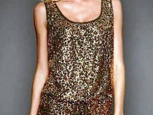 Los vestidos brillantes son una prenda infaltable en su armario y nunca pasan de moda.