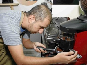 Como especialista en el café, José Manuel empezó por comprar su máquina express y seleccionar el mejor café.