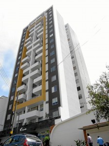 El edificio Altoprado está ubicado en el barrio El Prado.