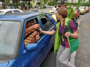 La campaña de entrega de plantas se hace en varios sectores de la ciudad.