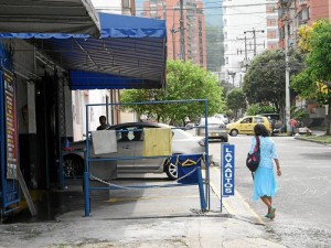 En la foto enviada por un lector se muestra a una persona bajando a la vía porque el andén está invadido.