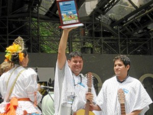 César Andrés Castro Mora como guitarrista y estudiante de música de la Unab lo acompañó en este triunfo.