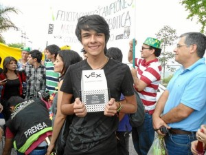 Javier con el trofeo de Campeones Nacionales de Robótica 2012.