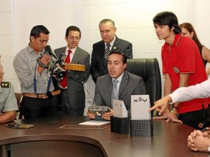 Enseñándole al gobernador Richard Aguilar a manejar el robot.