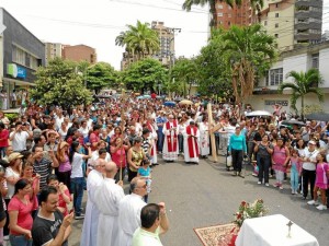 El Viacrucis del Viernes Santo también contó con la participación de los feligreses de San Pío X.