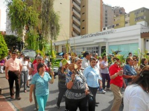 El Domingo de Ramos inició la Semana Santa con la bendición de los ramos en la gruta (carrera 38 con parque Leones).