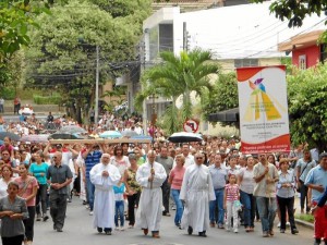 Al Viacrucis se unieron feligreses de la parroquia Sagrado Corazón de Jesús.