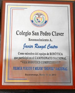 La placa que lo certifica como participante del Campeonato Nacional de Robótica.