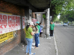 La limpieza se hizo en el puente peatonal frente al colegio La Merced (Suministradas Christian Arguello)