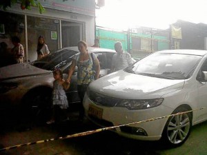 “Sobre la carrera 35A  entre calles 51 y 52 se apoderaron del andén los dueños de un local y no hay por dónde pasar”: dijo la lectora que nos envió esta foto.