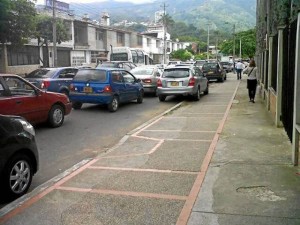 Juan Fernando Avilés ‏ @juanferaviles: “Esto no tiene presentación. Se repite todos los días frente al colegio San Pedro Claver de primaria”.