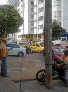  @Berracol envió esta otra foto “un cruce que escenifica la teoría del caos”, en la carrera 31 con calle 51.