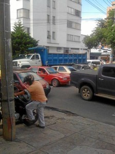  @Berracol envió esta otra foto “un cruce que escenifica la teoría del caos”, en la carrera 31 con calle 51.