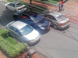 @Berracol y @juanframejia nos enviaron estas dos fotos de carros estacionados entre el andén y la vía, en la carrera 35A con calle 52. “Y eso que está prohibido parquear ahí…”.