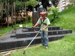 La poda del pasto también hace parte del arreglo del parque Los Sarrapios.