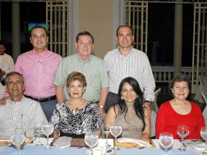 Aparecen sentados: Carlos Márquez, Mary de Márquez, Nancy Márquez y María Eugenia Granado. De pie: Mario Márquez, Jorge Mantilla y Juan Carlos Rodríguez. 