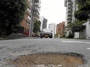 Según los residentes del lugar este hueco ha provocado varios accidentes. 