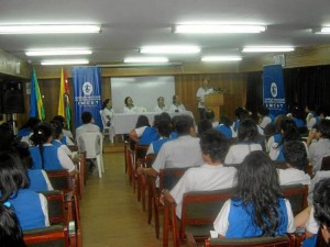 Los miembros de la tertulia también se encontraron con estudiantes. (FOTOS Suministradas)