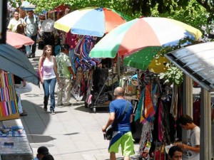 La 33 entre calles 51 y 52 es una de las más congestionadas para el peatón por el gran número de ventas de ropa, bisutería, cd y minutos.