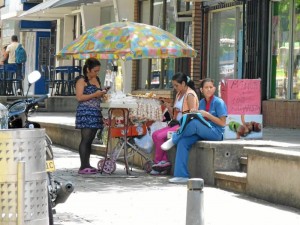 Algunas ‘chazas’ ofrecen también golosinas y alimentos empacados.