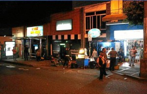 En la noche el panorama cambia un poco en el tramo entre las calles 37 y 41 donde se observan más ventas de comidas rápidas.