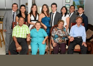 William Silva, Gabriela Gutiérrez, Jenny Gabriela Silva Gutiérrez, Marcela Patricia Silva, Juan Pablo Silva, Olga Patricia Gutiérrez, Henry Silva y Juan Felipe Silva. Sentados: Mario Silva, Cándida Nieto, Carmen Flórez y Pedro Gutiérrez.