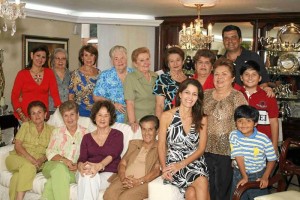 Liliana Mantilla, Carmenza de Basso, Yolanda de Rey, Blanca de Mora, Teresa de Rey, Marina de Mantilla, Pilar de Cadena, Hilda de Escobar, Luis Parra, Nicolás Parra, Daniel Parra. Sentadas: Raquel de Ruiz, Maritza de Cadena, Elsa González, Teresa Benavidez y Patricia Cadena.