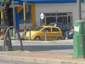 En esta foto se puede observar que pegaron afiches no solo en la base del poste del separador sino en la caja verde y otros postes del fondo, en el Parque de los Niños.