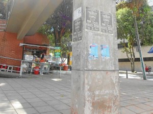 Las bases del puente peatonal que comunica al Parque de los Niños con la Normal Superior también fueron ya invadidas de publicidad.