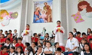 Santo Rosario por parte de niños de primaria.