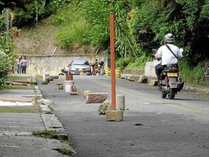 De esta manera los residentes buscan liberar una vía de El Jardín, detrás de la Unab.