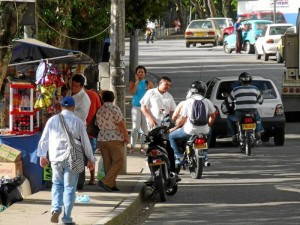 Además de las basuras, los separadores son invadidos por ventas.