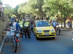 Operativo en la Transversal Oriental, a la entrada de Santa Bárbara.