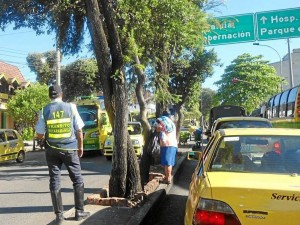 En la carrera 33 con calle 36 también había agentes de tránsito.