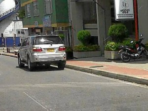 Un lector nos envió esta foto denunciando esta camioneta que además de violar el Día Sin Carro estuvo parqueada en la carrera 27 cerca de 15 minutos.