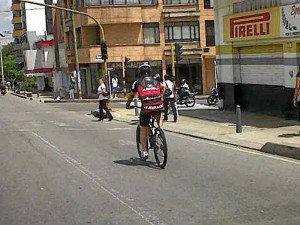 Ciclista ‘deportivo’ en la carrera 27.